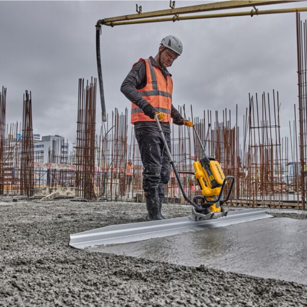 DEWALT POWERSHIFT™ DCPS330N-XJ Concrete Power Screed Kit