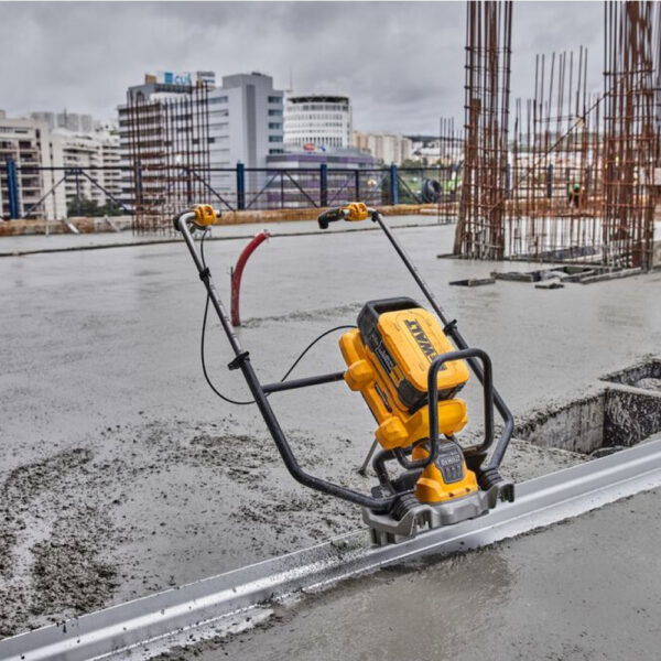 DEWALT POWERSHIFT™ DCPS330N-XJ Concrete Power Screed Kit