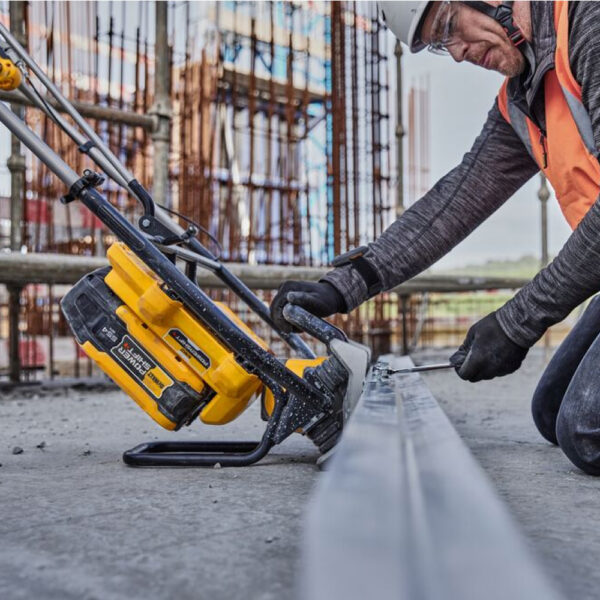 DEWALT POWERSHIFT™ DCPS330N-XJ Concrete Power Screed Kit