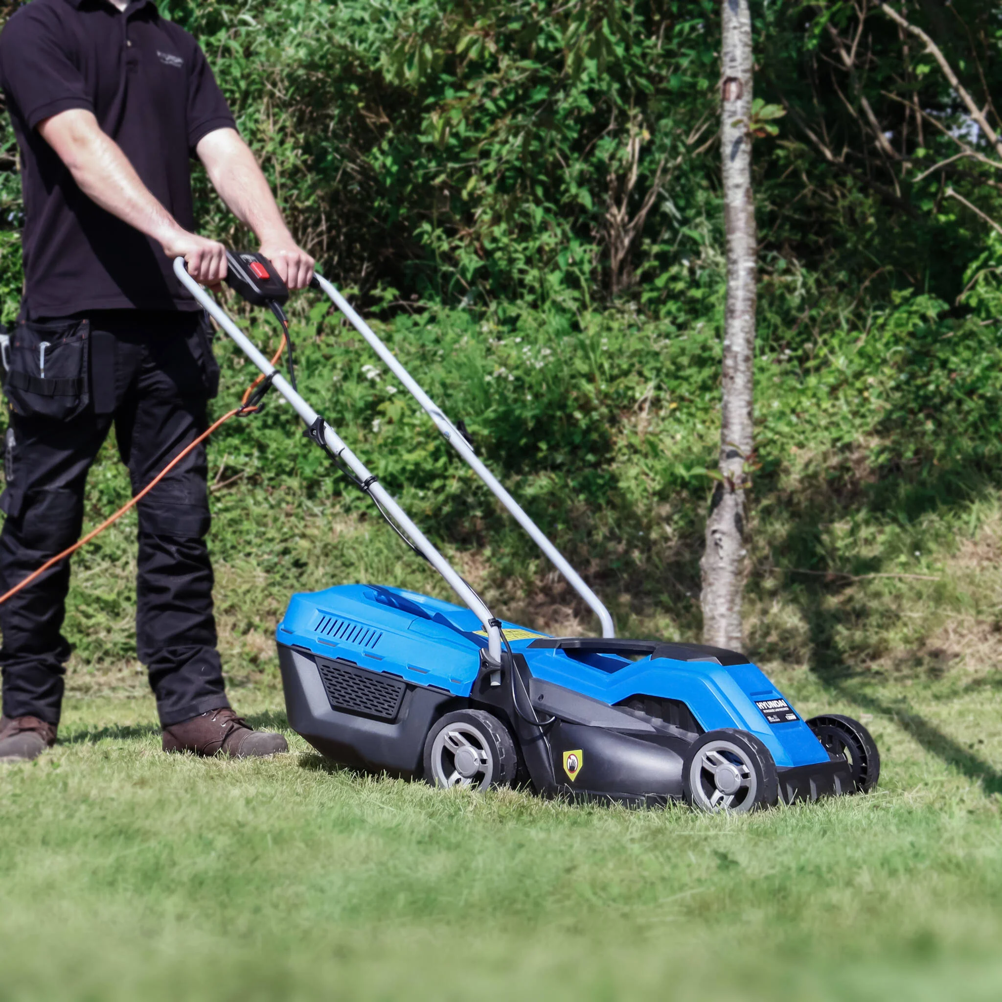 Hyundai HYM3300E 33cm Corded Electric 1200w/230v Roller Mulching Lawnmower