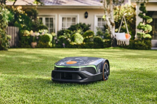 STIHL iMOW® 5 EVO Robotic Mower For Lawns Up To 1,500 m² With 4G Connectivity