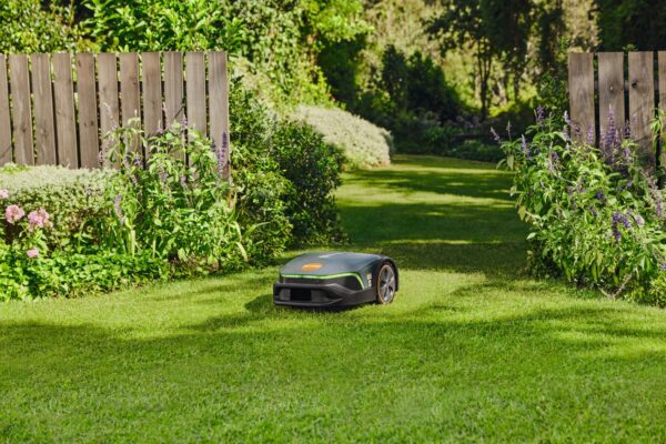 STIHL iMOW® 6 EVO Robotic Mower For Lawns Up To 3,000 m² With 4G Connectivity