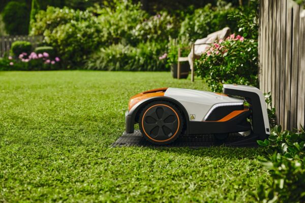STIHL iMOW® 7 Robotic Mower For Lawns Up To 5,000 m² With WiFi & Bluetooth Control