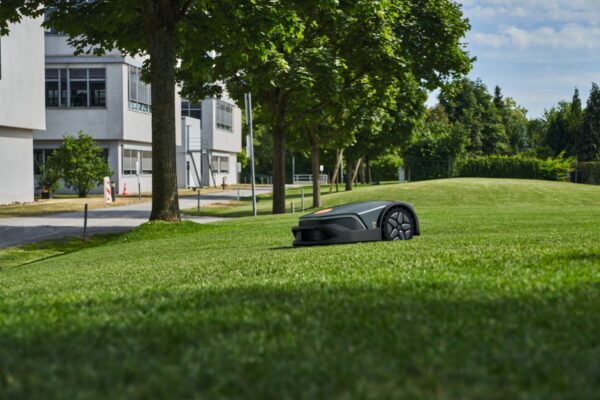 STIHL iMOW® 7 PRO Robotic Mower For Lawns Up To 5,000 m² With 4G Connectivity & Fleet Management