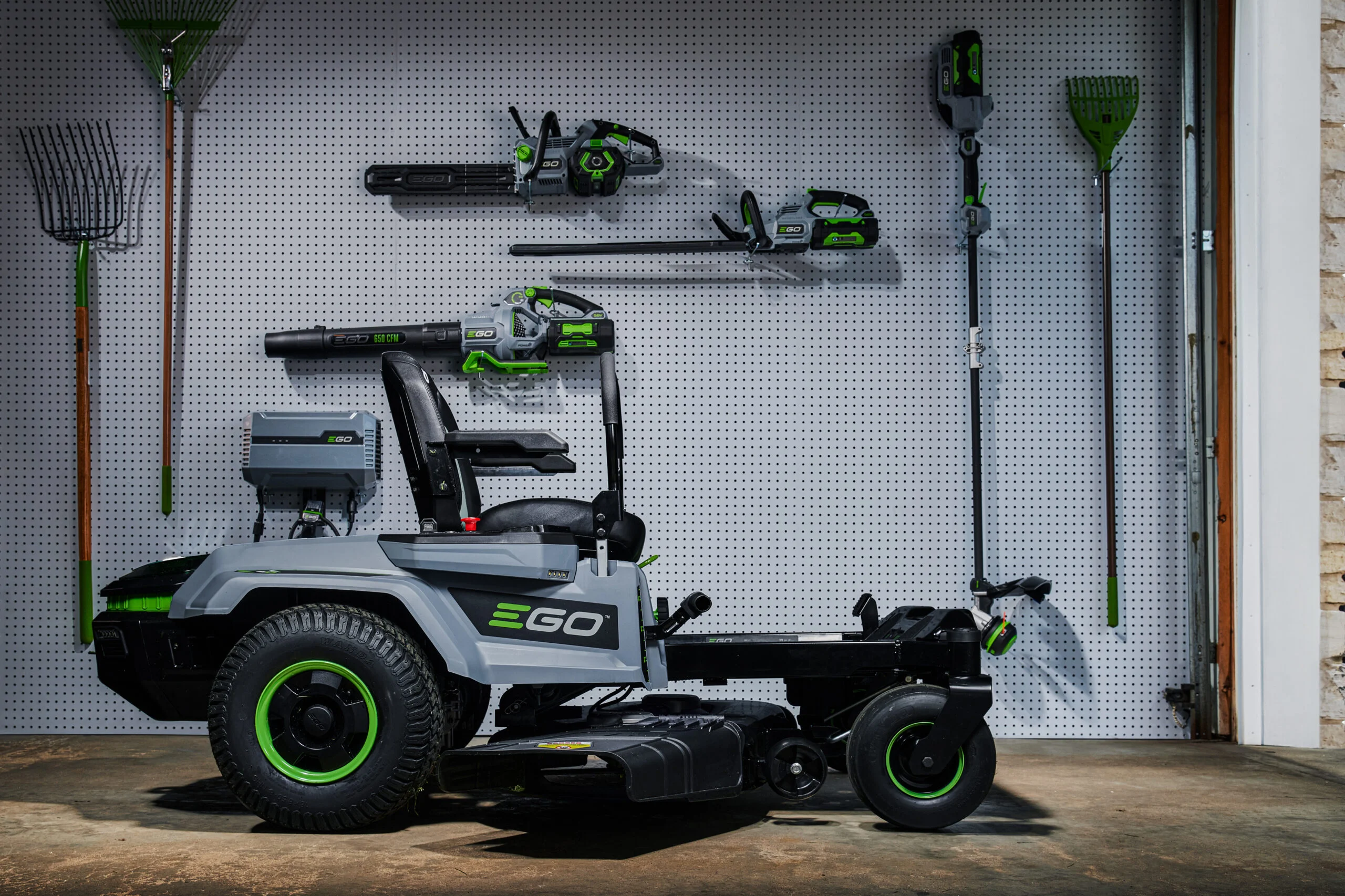 EGO ZT4201E-L – Z6 Zero Turn Ride-On Lawn Mower + 4x FREE 10Ah Batteries