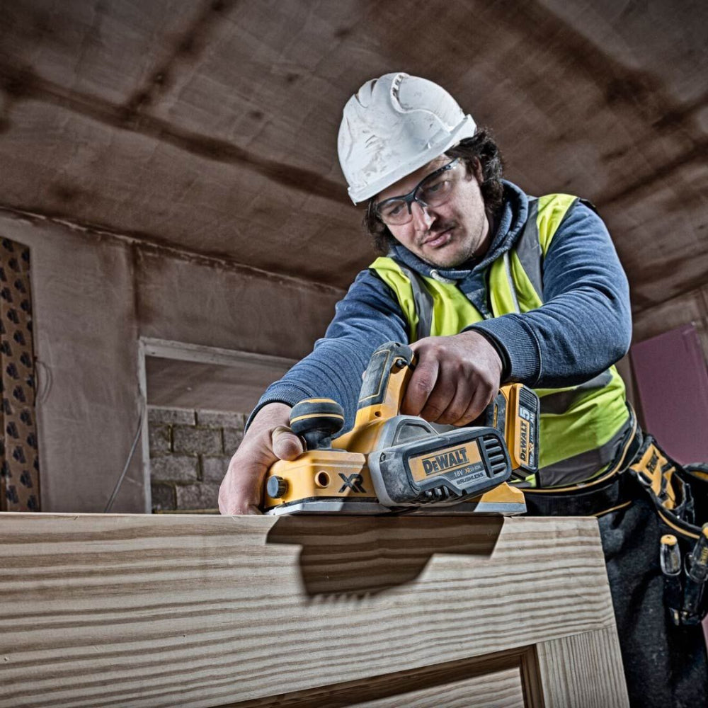 DeWalt DCP580P2-GB 18V XR Brushless Planer - 2 x 5Ah Batteries