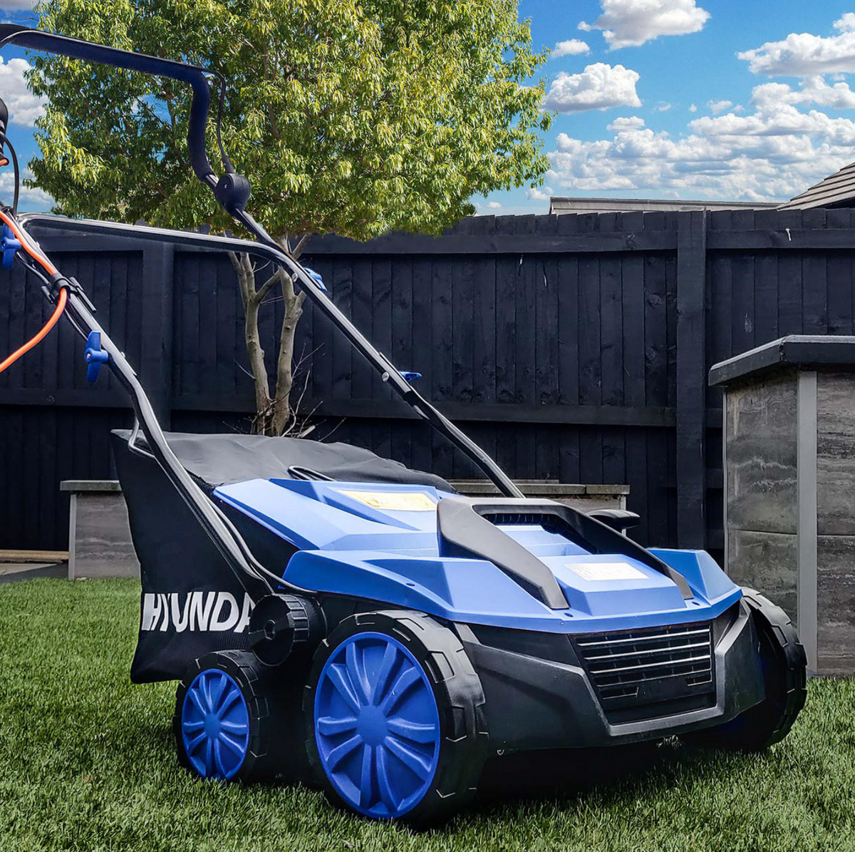 Hyundai 1600W 15'' 38cm Artificial Grass Sweeper Multi-use Brush 45L Collection Bag | HYSW1600E