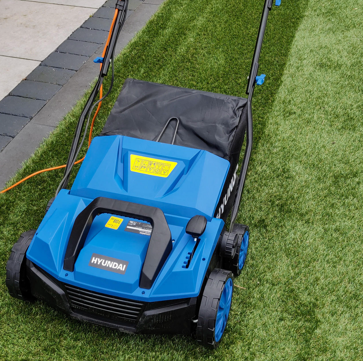 Hyundai 1600W 15'' 38cm Artificial Grass Sweeper Multi-use Brush 45L Collection Bag | HYSW1600E